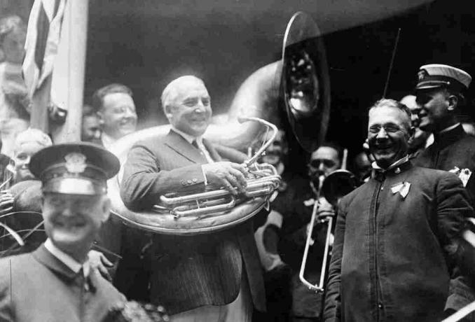 Warren Harding poseeraa muusikoiden kanssa vuonna 1920