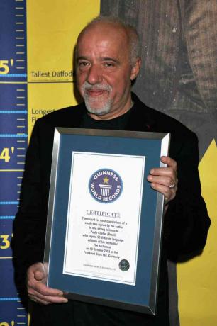 Paulo Coelho Guinessin maailmanennätys teoksen useimpien käännösten kanssa