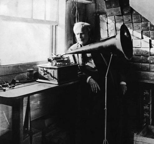 Thomas Edison ensimmäisellä fonografillaan