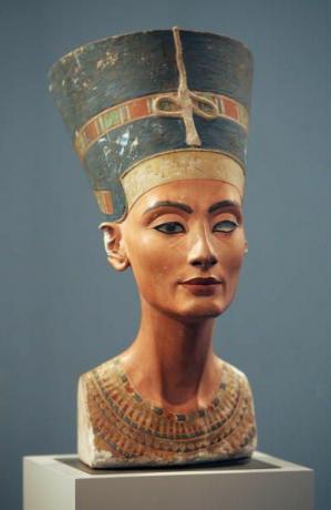 Egyptin kuningatar Nefertitin 3400-vuotias rintakuva.