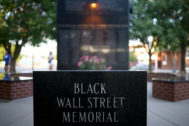 Black Wall Streetin joukkomurhan muistomerkki on esillä 18.6.2020 Tulsassa, Oklahomassa.