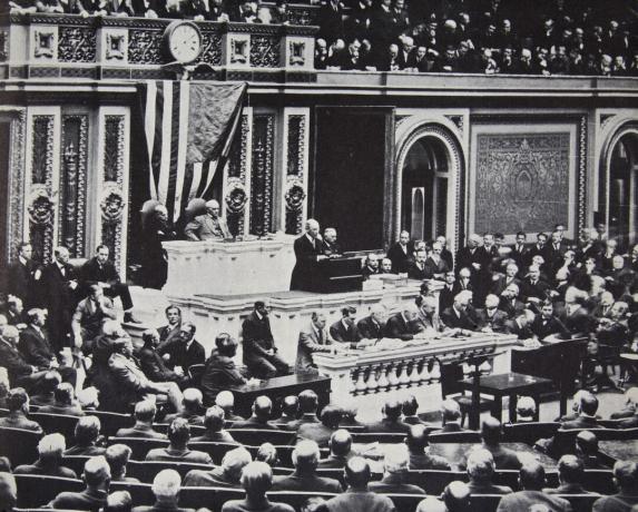 Presidentti Wilson kongressissa suositteli Yhdysvaltojen osallistumista Saksaa sotaan 1917