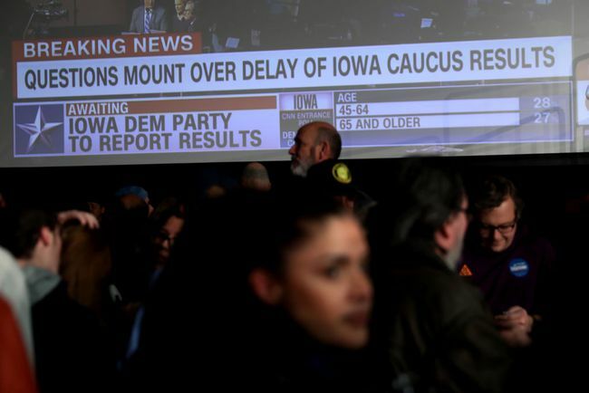 Demokraattisen presidenttiehdokkaan Senin kannattajat. Bernie Sanders (I-VT) odottaa tuloksia puoluekokouksessaan yövahtijuhlissa 03.2.2020 Des Moinesissa, Iowassa.