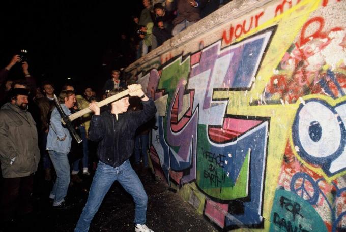 Mies hyökkää Berliinin muurilla hakutakkana yönä 9. marraskuuta 1989
