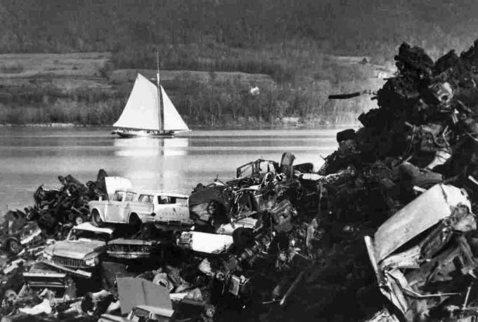 Pete Seegerin jyrkkä Clearwater purjehtii roskien ohitse.
