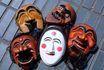 Kasa perinteisiä korealaisia ​​Hahoe-naamioita, joita käytetään festivaaleihin ja rituaaleihin.
