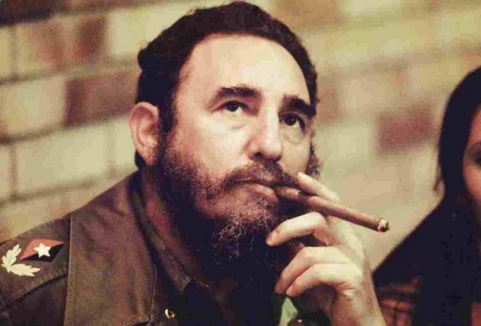 Fidel Castro polttaa sikarin toimistossaan Havannassa, Kuubassa, noin 1977.