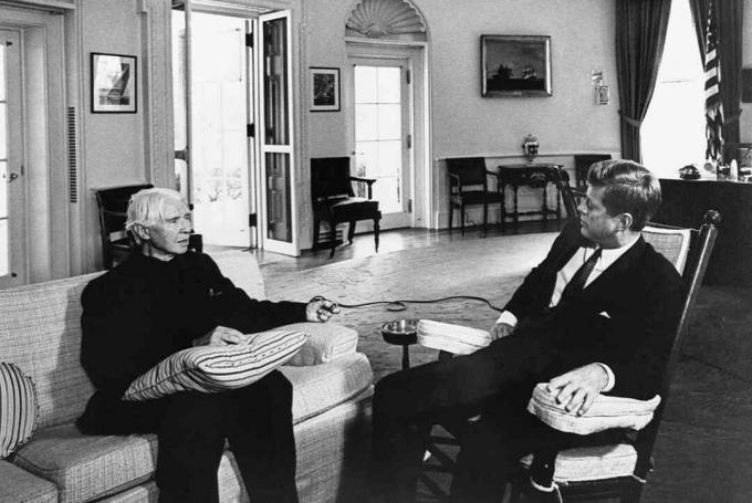 kuva Carl Sandburgista ja presidentti Kennedystä soikeassa toimistossa