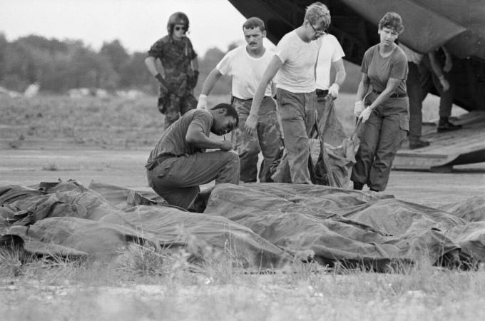 Ihmiset, jotka poistavat ruumiin Jonestownin itsemurhasta