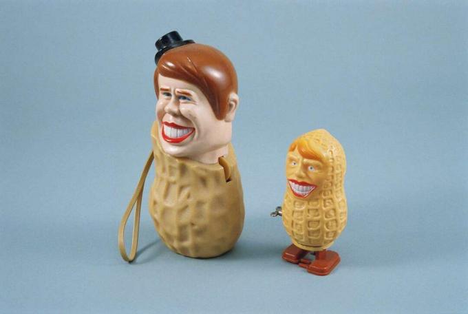 Uutuuksilla varustettu transistoriradio ja puristelelu, molemmat maapähkinän muodossa, satirisoivat presidentti Jimmy Carterin maapähkinäkasvattajana.