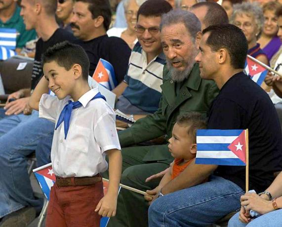 Elián ja Juan Miguel González yhdessä Fidel Castron kanssa