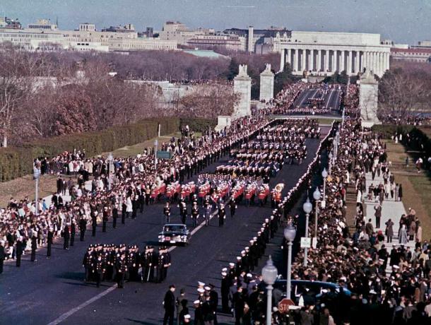 Presidentti John F.: n hautajaiset Kennedy ylittää Memorial Bridge -sillan