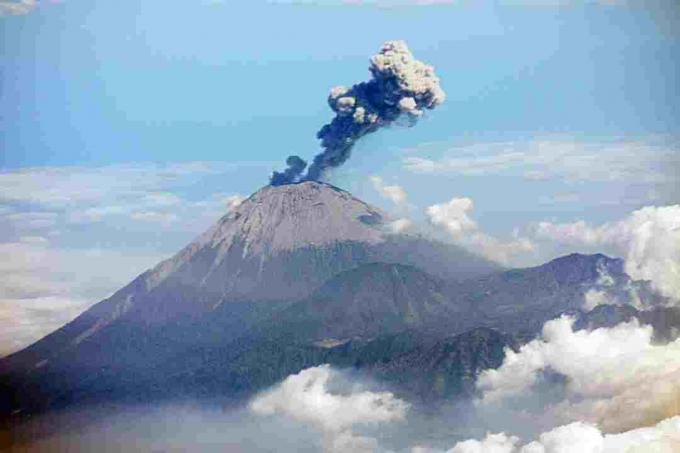 Semeru Volcano Indonesiassa on aktiivinen stratovolcano.