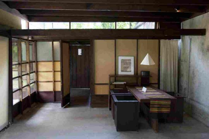 Ikkunoiden seinä ja puhdistusikkunat valaisevat sisätilaa 1922 Schindler-talossa Los Angelesissa, Kaliforniassa