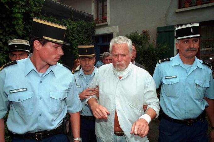 Ira Einhorn vietiin poliisiin klo 20.00 sen jälkeen, kun hänen luovuttamisensa oli ilmoitettu.
