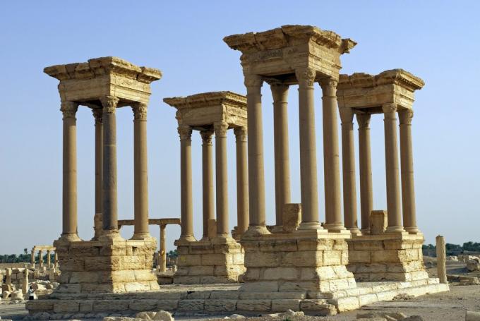 Uudelleenrakennettu Tetrapylon Cardo Maximus, Palmyra, Syyria