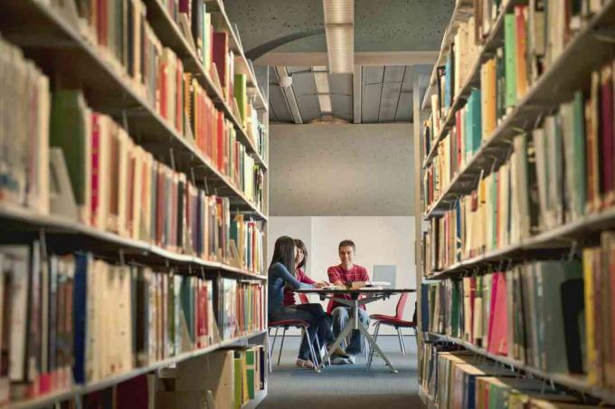 Estudiantes en biblioteca universitaria