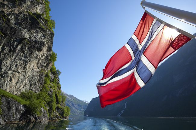 Norjan lippu lautalla Geiranger Fjordissa, Norjassa