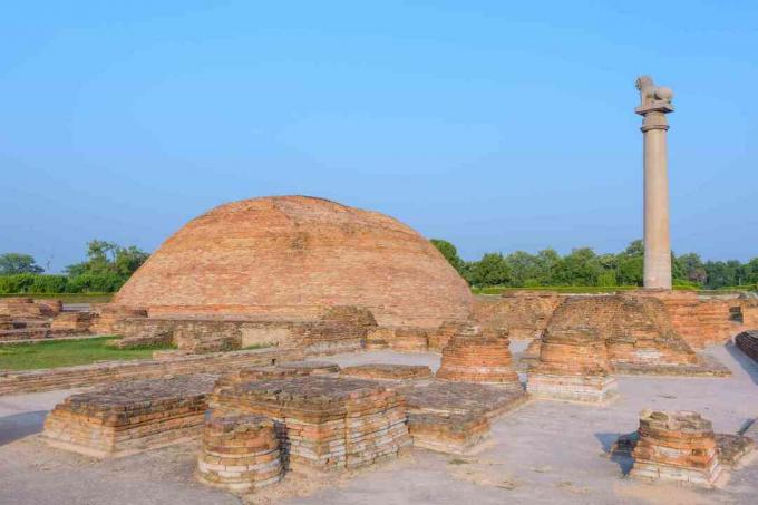 Ananda Stupa ja Asokan-pylväs Kutagarasala Viharassa, Vaishalissa, Bihar, Intia