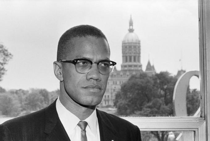 Malcolm X Connecticutin Capitol -rakennuksen edessä