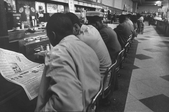 Afroamerikkalaiset Woolworth Storen lounastiskillä