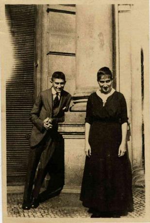 Franz Kafka siskonsa Ottlan kanssa ennen Prahan Oppelt-taloa. Taiteilija: tuntematon