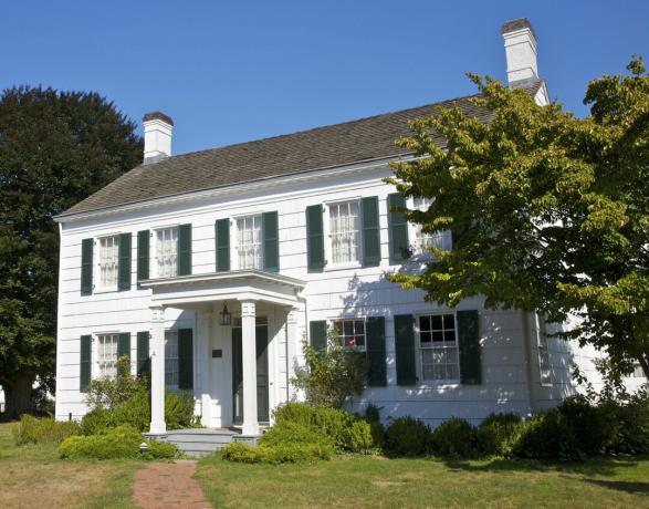 Valkoinen siirtomaatila vihreällä ikkunaluukulla, Corwith House, c. 1850, Long Island