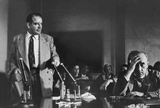 valokuva senaattori Joseph McCarthystä ja asianajaja Joseph Welchistä