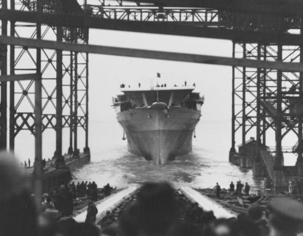 Hull of USS Ranger liu'uttaa tietä sotaan.