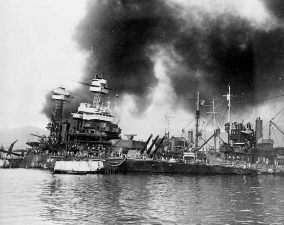Yhdysvaltain laivaston taistelulaiva USS California (BB-44) upposi torpedoinnin jälkeen Pearl Harborissa