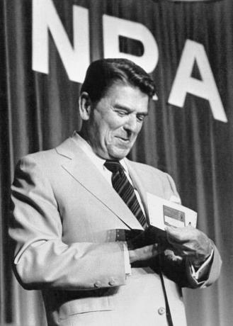 Presidentti Reagan sai NRA-jäsenkorttinsa