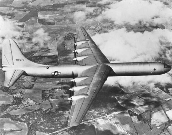 XB-36 Peacemaker, ensimmäinen lento