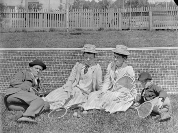 Perhe lepää tennistä ottelun jälkeen, n. 1900.