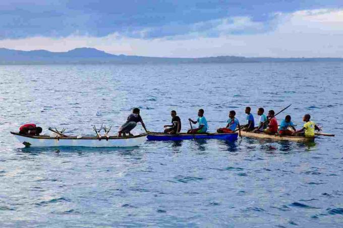 Nuoret miehet kanootit Luoteis-Malakula, Vanuatu.