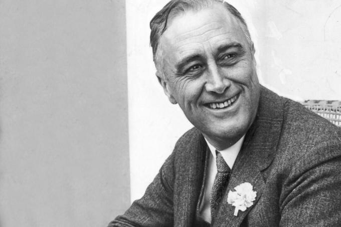 1928: Amerikkalainen valtiomies Franklin Delano Roosevelt (1882 - 1945) hymyili kuultuaan johtavansa New Yorkin osavaltion kuvernöörin kilpailua 1. kesäkuuta 1928.