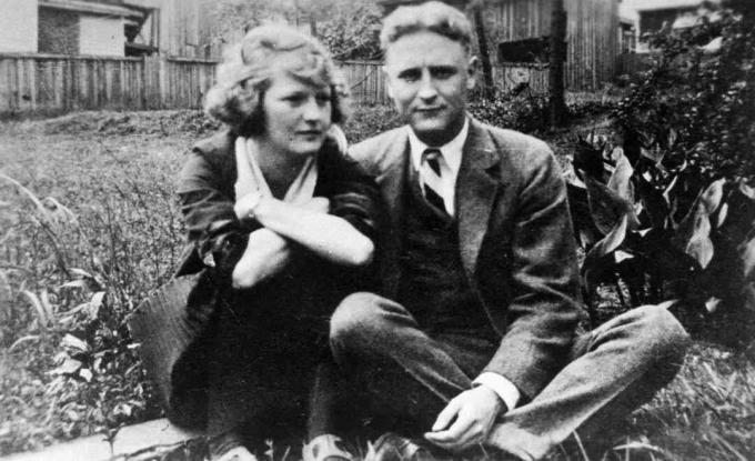 Zelda ja F. Scott Fitzgerald istuu heidän puutarhassaan