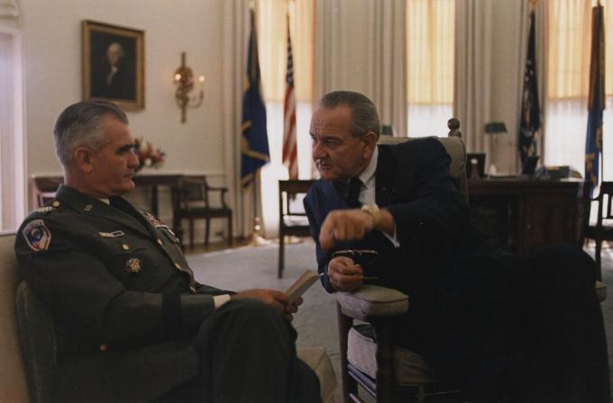 Kenraali William Westmoreland Yhdysvaltain armeijan virka-asunnossa ja istuen puhuu presidentti Lyndon B: n kanssa. Johnson soikeassa toimistossa.