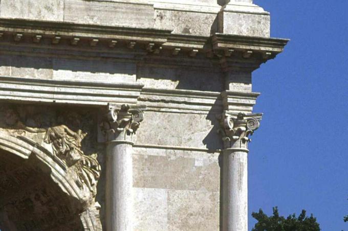 Yksityiskohta marmori-komposiittipääkaupungeista kiinni olevilla komposiittipylväillä, jotka on rekonstruoitu antiikin Rooman voitonkaarelle