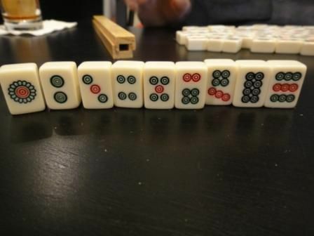 Kivipuku tavallisesta Mahjong-laattojen sarjasta seisomaan pöydällä.