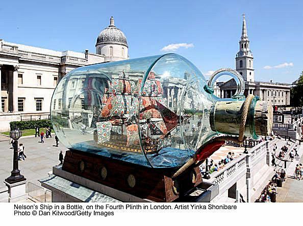 Nelsonin alus pullossa Trafalgar Squaren neljännellä sokkelilla - Yinka Shonibar
