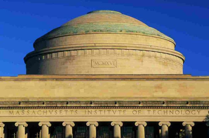 Pantheonia muistuttava kupoli veistettyjen kirjoitusten kanssa MASSACHVSETTS INSTITVTE TECHNOLOGY