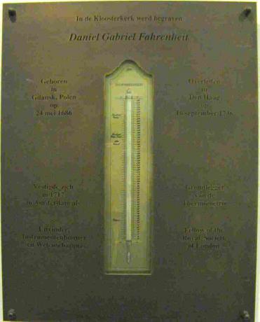 D.G.: lle omistettu muistolaatta Fahrenheit.