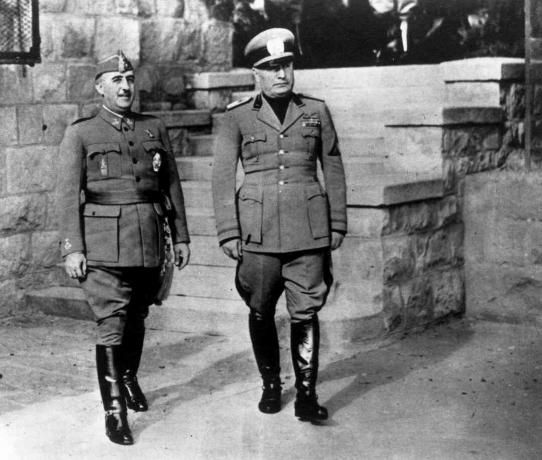 Espanjan autoritaarinen johtaja Francisco Franco (vasemmalla) italialaisen diktaattorin Benito Mussolinin kanssa 4. maaliskuuta 1944