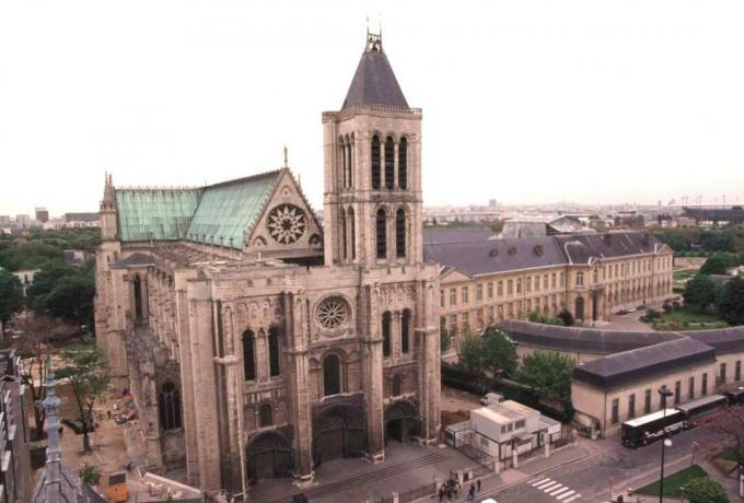 Basilique Saint-Denis tai Pyhän Deniksen kirkko lähellä Pariisia, Ranska