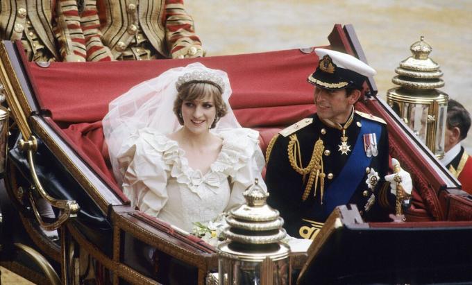 Prinsessa Diana ja prinssi Charles istuvat yhdessä vaunuissa häätään.