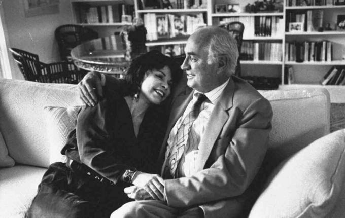 Kirjailija Isabel Allende ja aviomies William Gordon