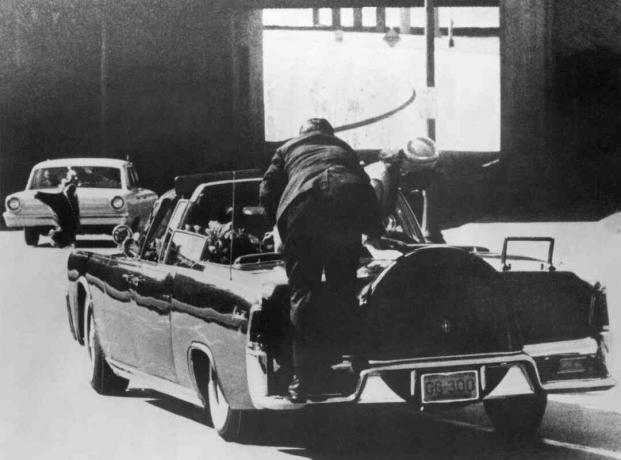 Salainen palvelu mies kiipeää presidentti Kennedyn autoon