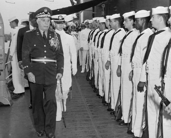 Kenraali Rafael Trujillo tarkistaa vierailevia amerikkalaisia ​​merimiehiä