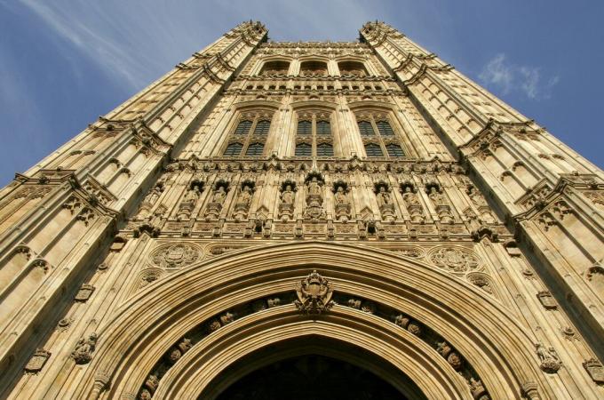 Katse ylös Victorian goottilainen Victoria Tower (1860) Lontoossa, parlamentin talot