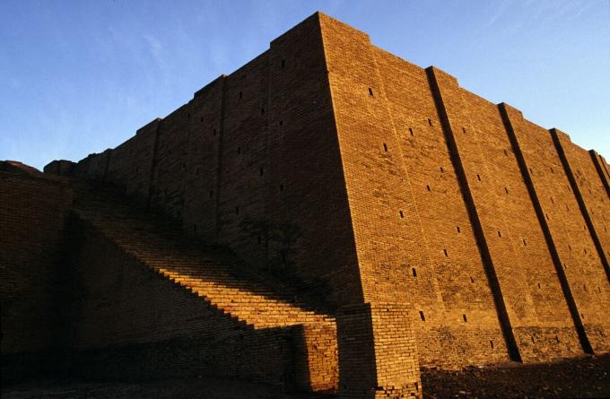 Irak - Nasiriyah - mies kävelee Zigguratin ohitse Urissa
